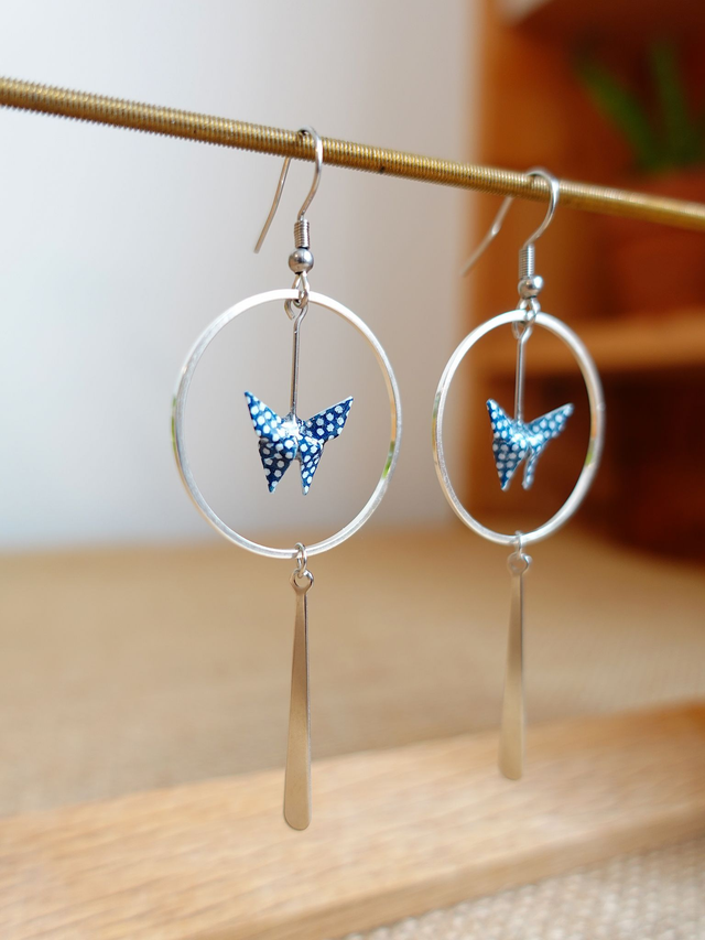 Origami Papillon / INOX / Papier japonais washi / Bleu à pois blancs, Argent / Créoles, anneaux / Bijou japonais origami / Boucles d'oreilles /