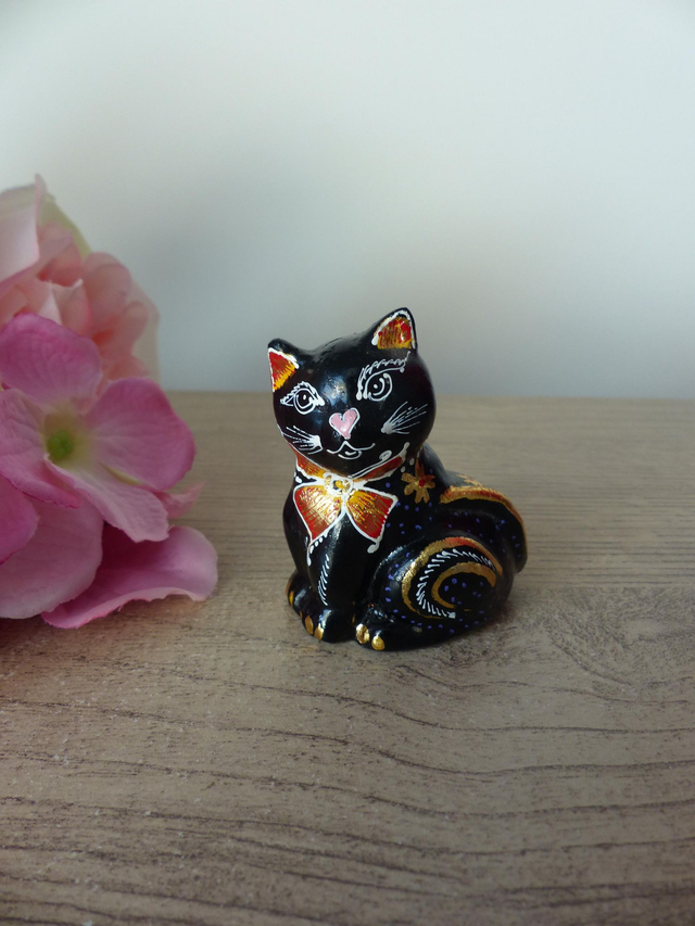 Figurine petit chat d&#039;amour en bois peint à la main, bibelot chaton noir avec un museau en forme de coeur rose, cadeau décoration collection