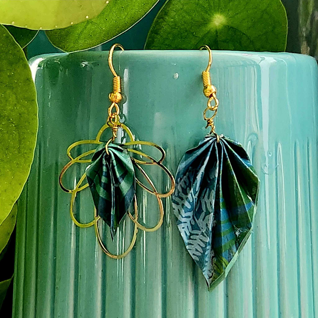 • LES DIFFÉRENTES – boucles d&#039;oreilles asymétriques en origami