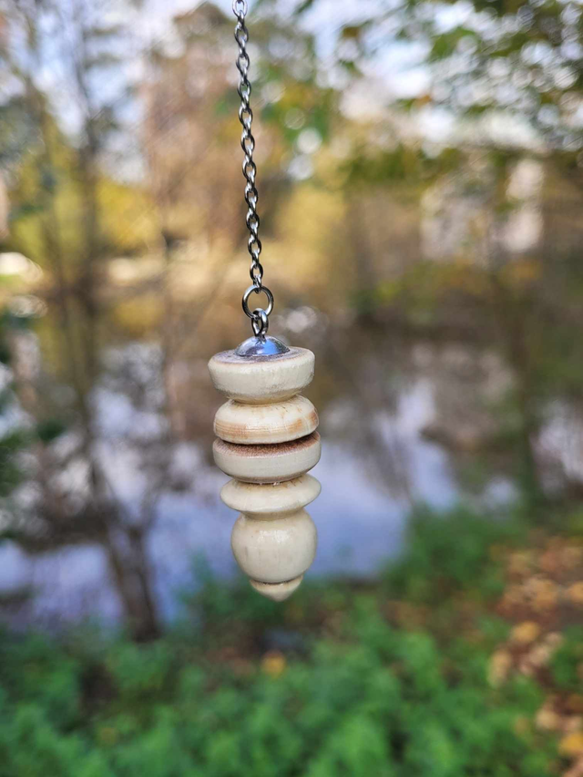 9.Pendule 8 en bois de cerisier