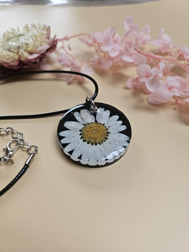 Pendentif en résine - Rond noir fleur blanche