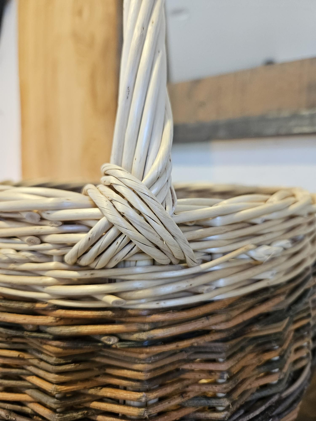 Panier rond en osier blanc et brut