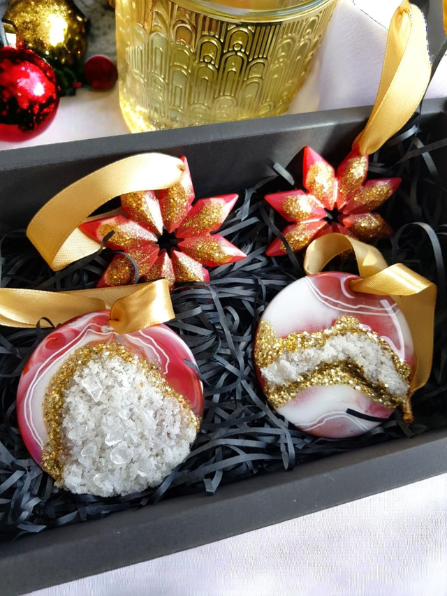 Set of 4 Christmas ornaments in red and white
