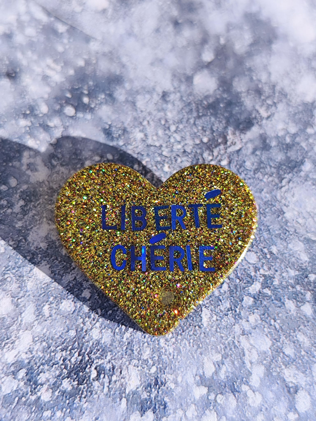 Broche cœur à paillettes - message : LIBERTÉ CHÉRIE