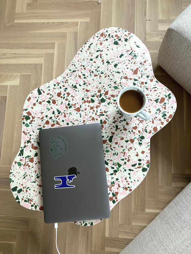 Stolik kawowy chmurka, kolory ziemi, lastryko na metalowych nogach, boczny, do salonu, na balkon