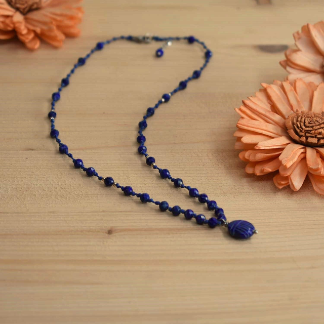 Ras du cou avec scarabée en lapis lazuli