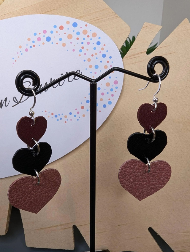 Boucles d&#039;oreilles double face, en forme de cœur, en cuir véritable rose, violet et noir texturé, le fermoir est en argent.