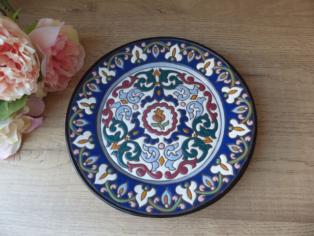 Assiette ancienne en faïence décor bleu – Signée A. Alvarez, pièce artisanale peinte à la main, assiette murale ou plat de service vintage
