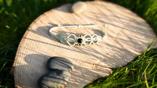Bracelet en micro-macramé vert clair et perles Agate Noire