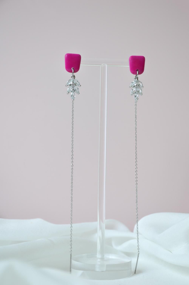 Flamenco Glow Kolekcija - Viseči fuksija uhani s srebrno vrvico in srebrnim cirkonija listom