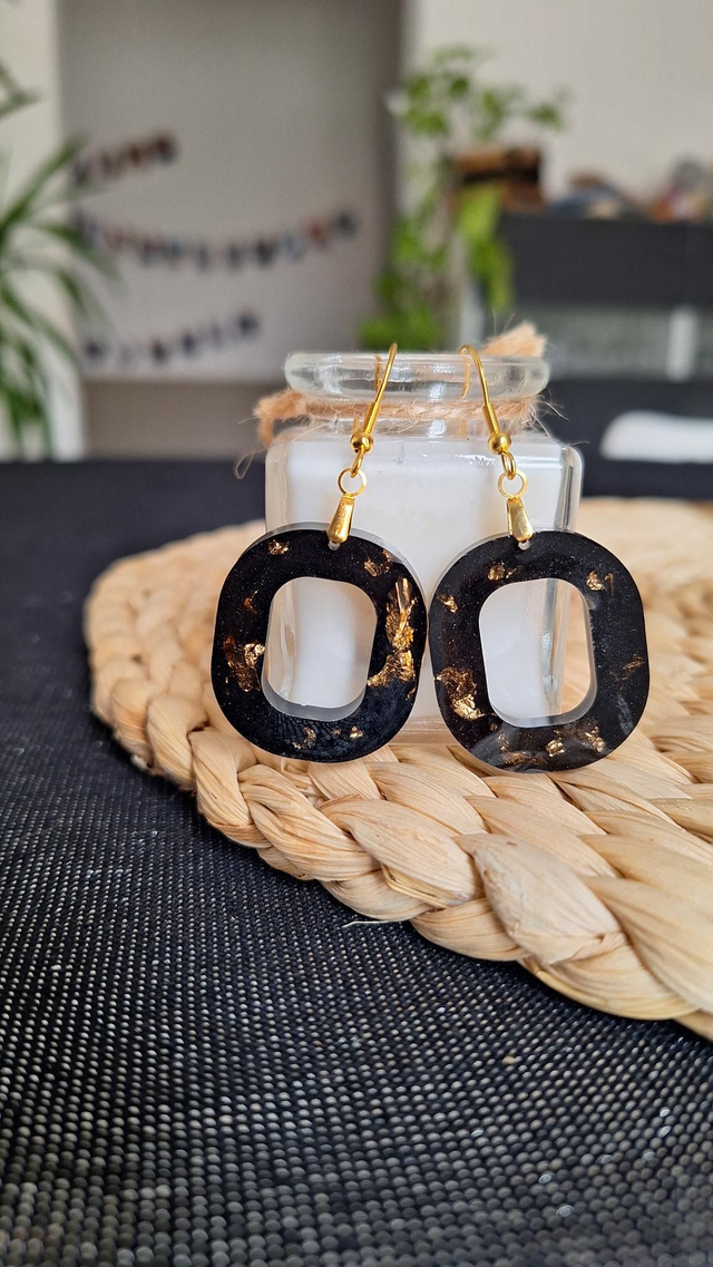 Boucles oreilles carrées arrondies noires et feuilles d&#039;or