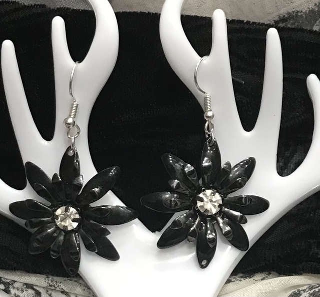 Black Dangling Earrings- BLKDE07