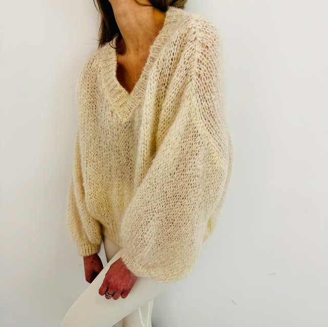 long-sleeved v-neck fluffy pullover Beige