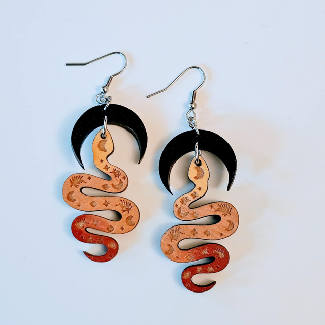 Käärmeen kuiskaus korvakorut