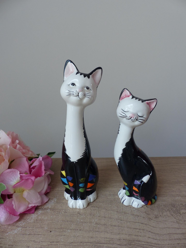 Ensemble deux chats heureux en céramique - Sculptures modernes peintes main – Chats colorés et romantiques - Décoration originale maison