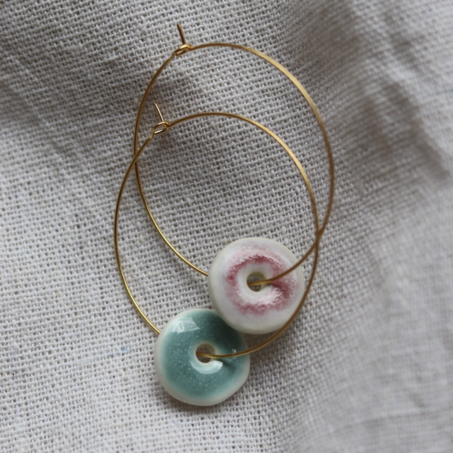 Boucles d’oreilles en porcelaine dépareillées