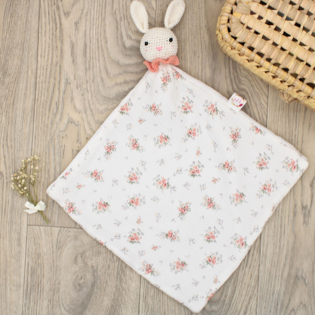 Doudou lapin romantique