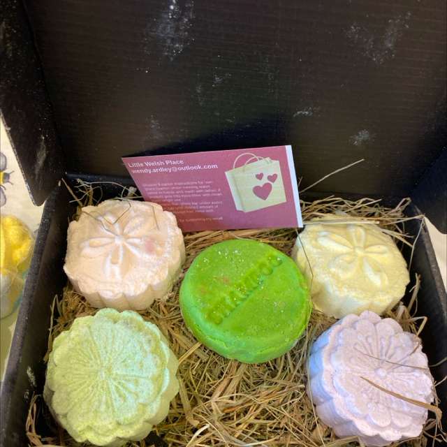 Shower foamer and shampoo bar pamper box