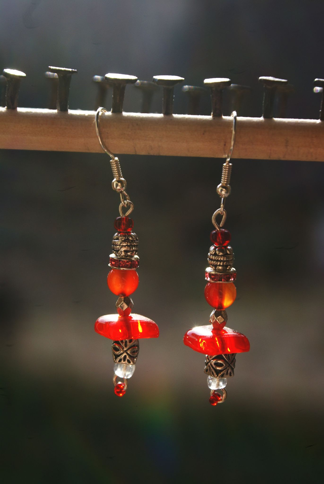 Boucles d'oreilles rouge écarlate en verre transparent. Numéro 4