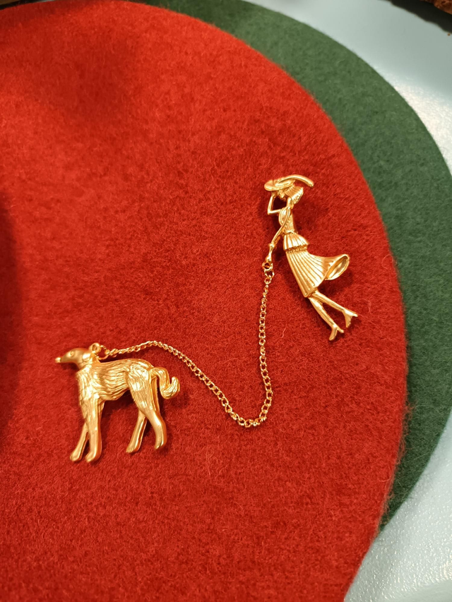 Broche chaîne  &quot;femme promenant son chien &quot;