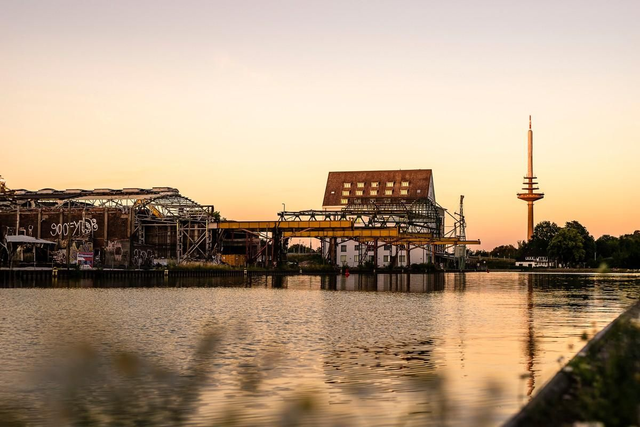 Hafen mit Fernmeldeturm