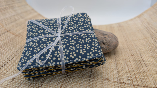 Sous-verres / sous-mugs réversibles en tissu - Moutarde/myosotis bleu - Format carré - Le lot de 6