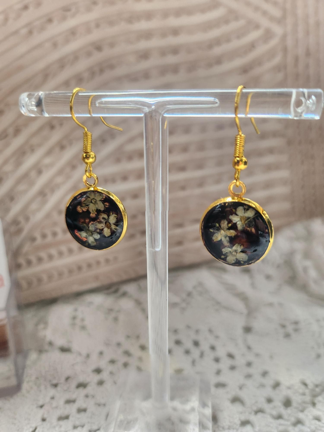Boucles d'oreilles fleurs fond noir et or
