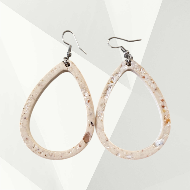 Boucles d’oreilles dans les yeux d’Emilie