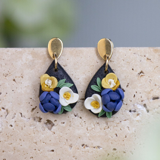 Florale Statement-Ohrringe aus Polymerton, handgemacht, mit Blumen in blau, weiß und gelb