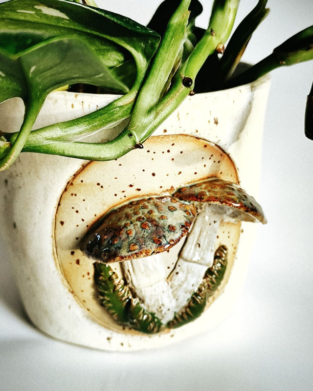 Osłonka ceramiczna z grzybami