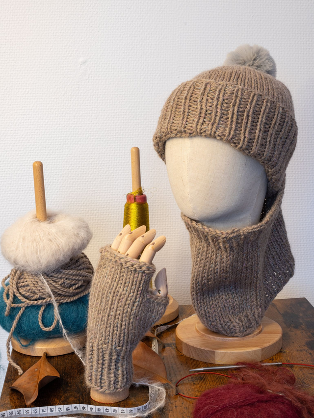 Coffret beige - Bonnet, mitaines et tour de cou en laine fabriqué en France tricoté main en laine d&#039;alpaga et mouton