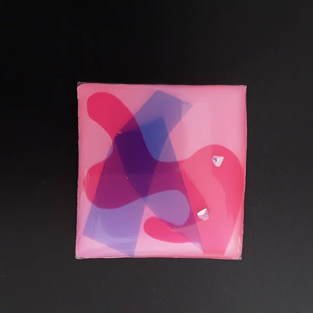 Broche grand carré collection Mouna paillette-fond rose vif-incrustation rose fluo et violet translucide-éclat scintillant