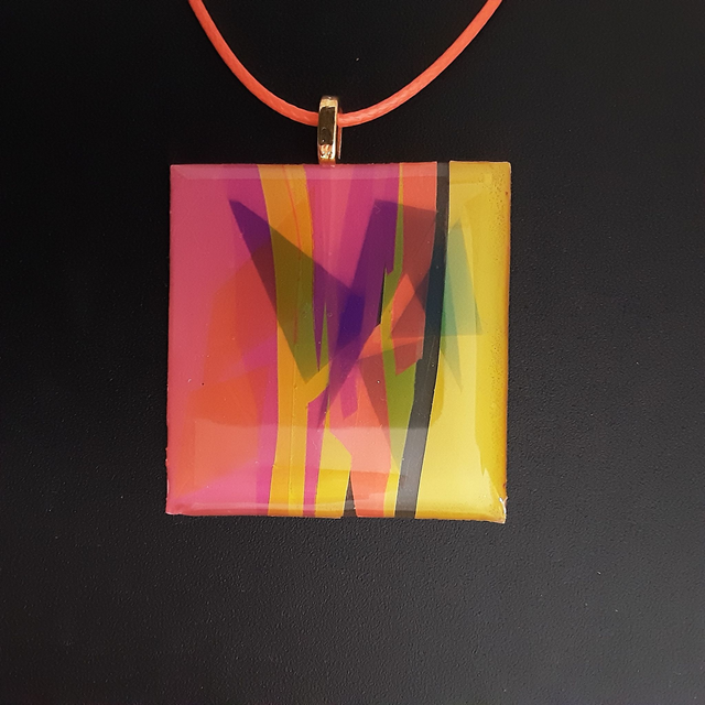 Pendentif grand carré collection Enti color camaïeu de rose et incrustation bleue