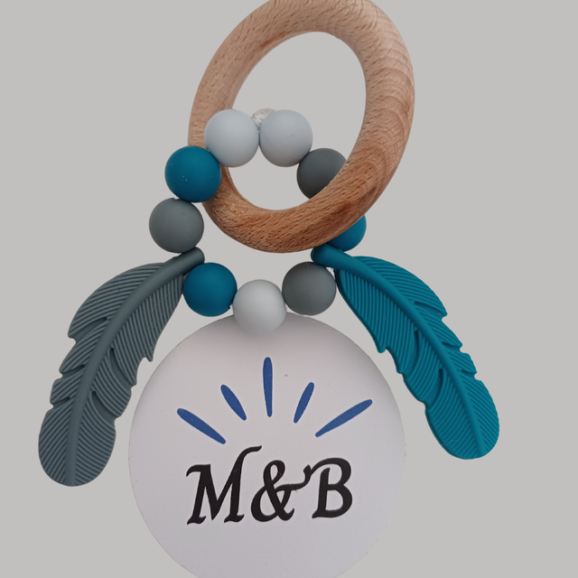 🔸 Anneau de dentition bois &amp; silicone – Plume Grise et Bleue 🪶