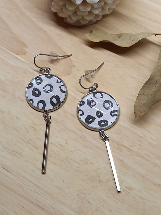 Boucles d&#039;oreilles Composition cabochon papier motifs formes arrondies blanc/noir - breloque tige argentée