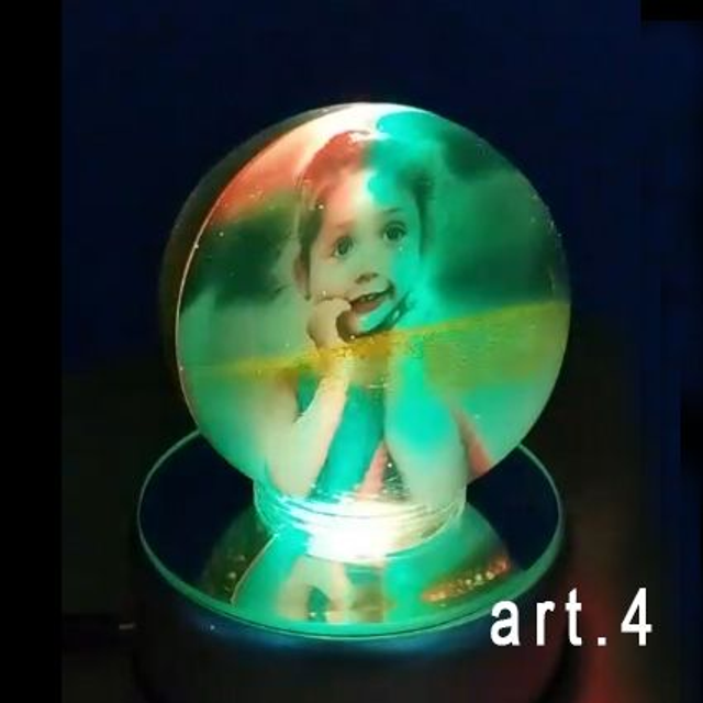 CRISTALLO CHIMICO (RESINA) , PALLA DIAMETRO 8CM CON 2 FOTO PERSONALIZZATE (La Base luminosa rotante, non è compresa)