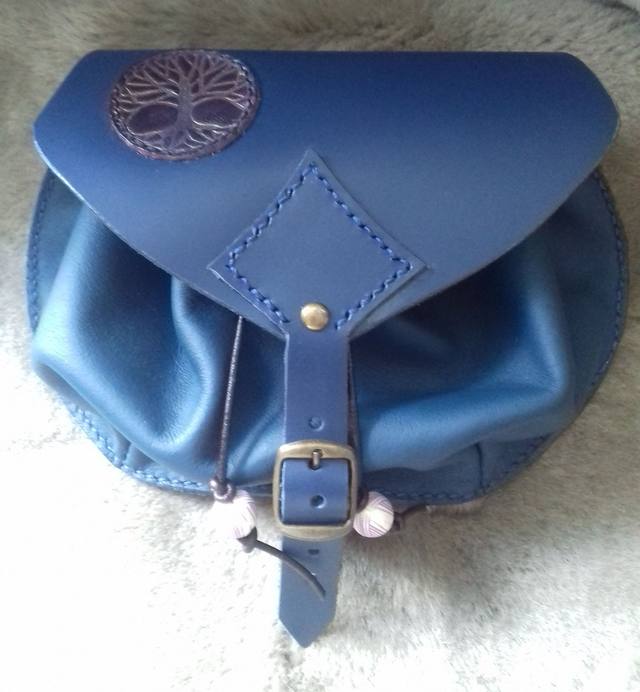 Escarcelle en cuir bleue motif arbre de vie