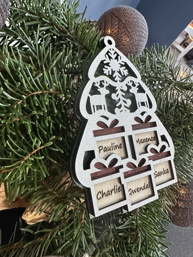 Boule de Noël en bois – Sapin vert et cadeaux personnalisés