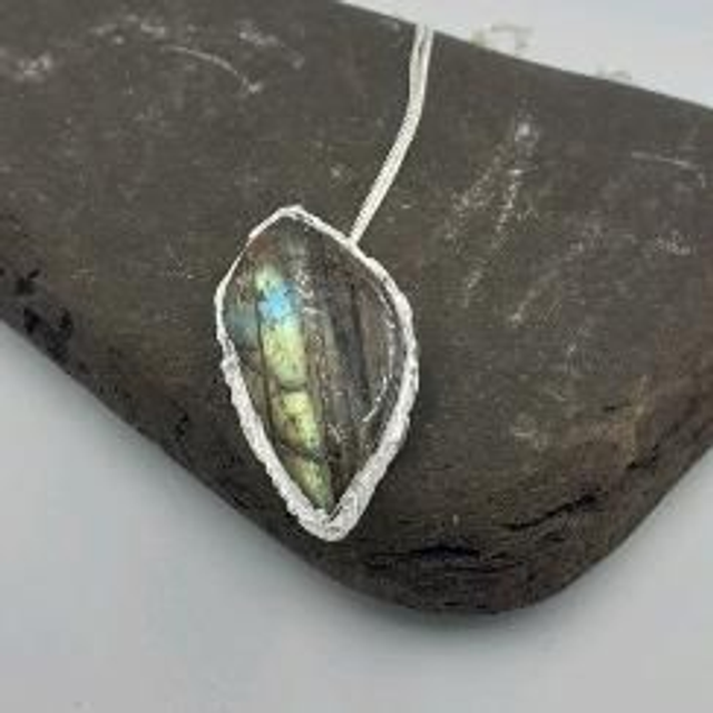 Labradorite and silver pendant  (2)