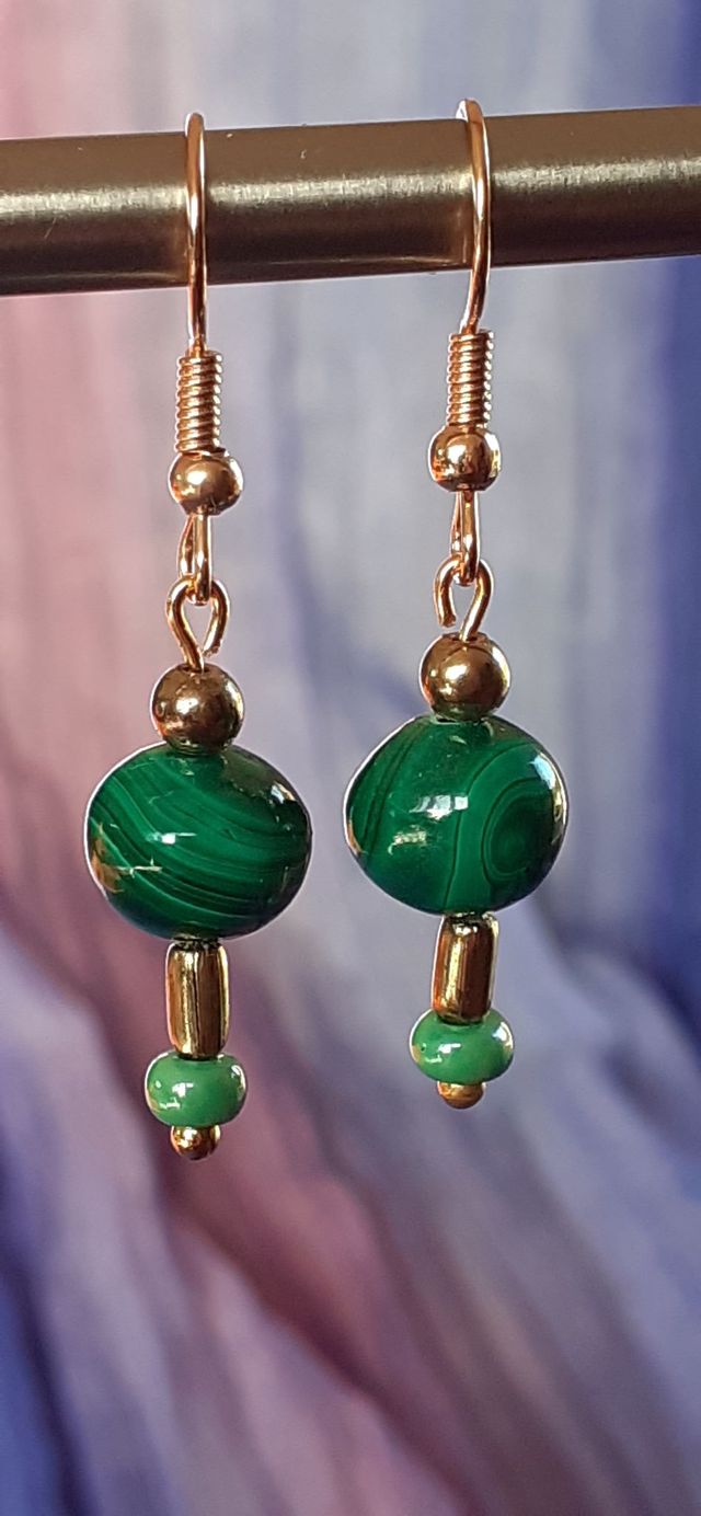 Kis Boucles d'oreilles pendantes, dorées, perle minérale vert émeraude