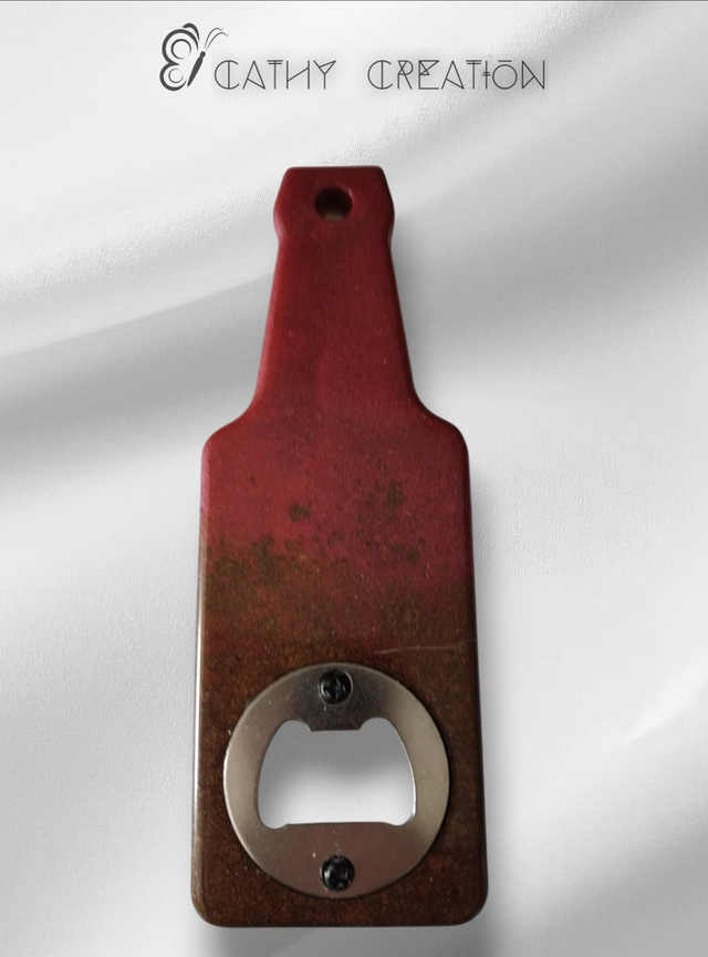 Décapsuleur rouge et marron 