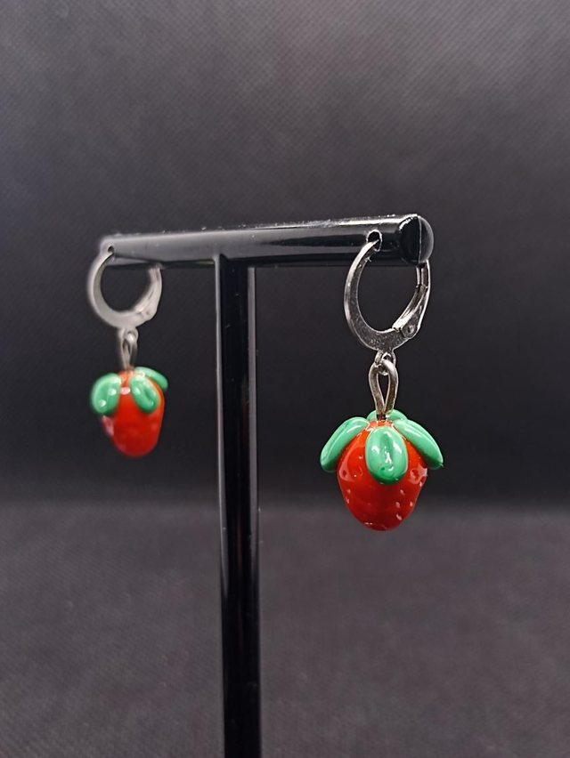 Boucles d&#039;oreilles en verre Fraise