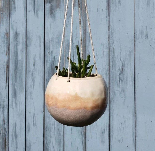 Boule suspendue, argile blanc, émail rose et blanc