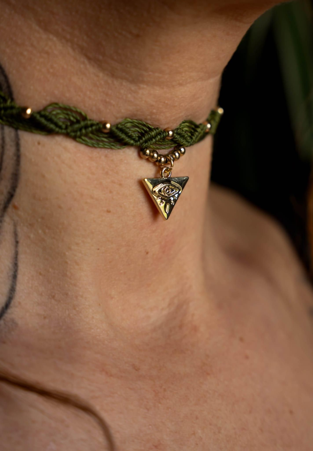 Ras de cou en micro-macramé kaki avec pendentif Oeil de Protection