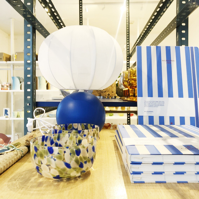 O - BOULETTE Blauwe bolvormige lamp 