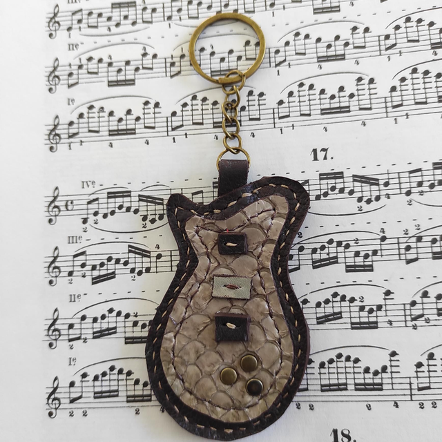 Porte clés guitare en cuir 