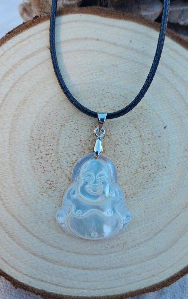 Pendentif Bouddha en NACRE avec un cordon polyester 