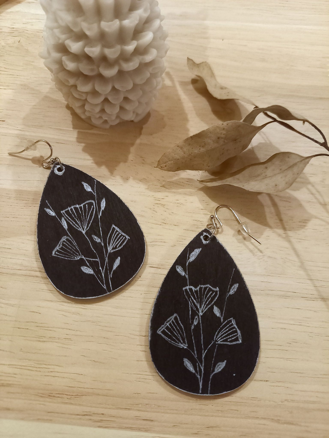 Boucles d&#039;oreilles Bois - goutte dessinée - noir et gris 