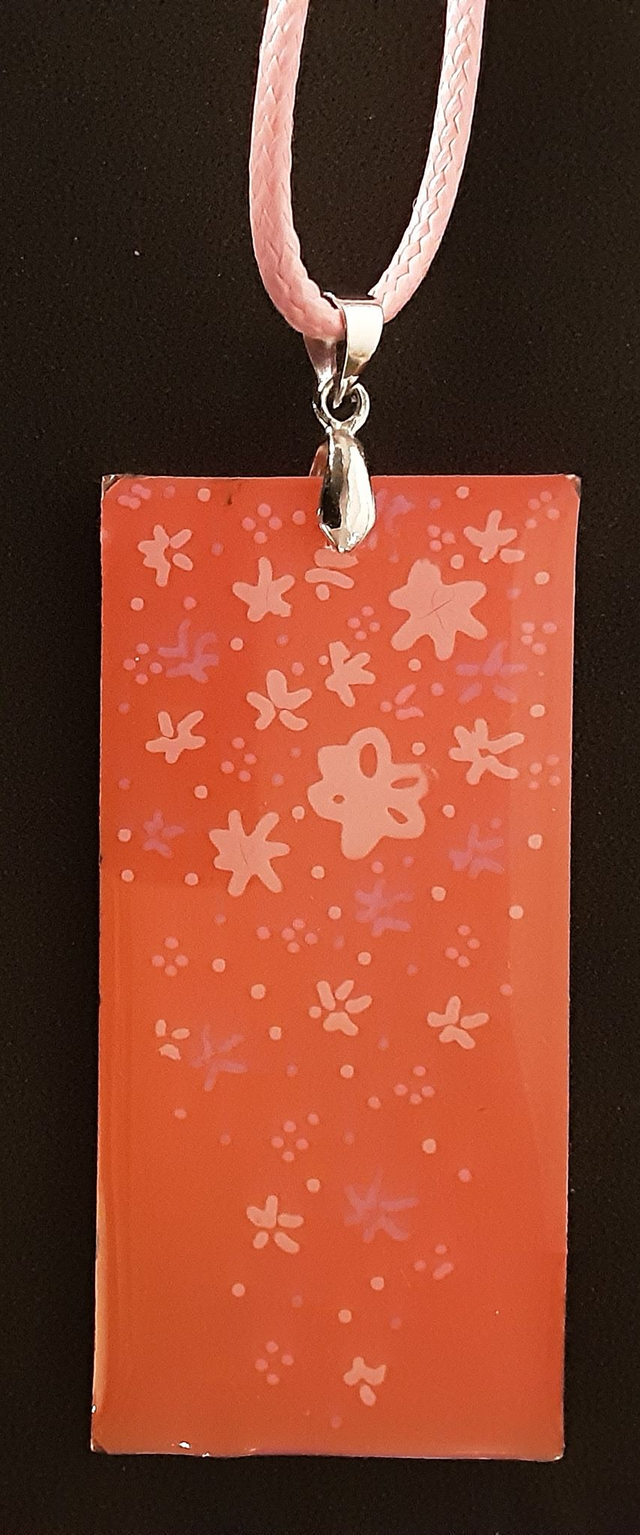 Pendentif grand rectangle angle arrondi collection Floral couleur saumon orangé parsemé de petites fleurs mauve et rose pâle