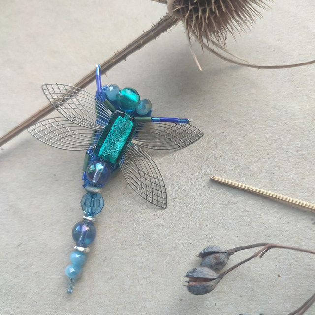 Broche &quot; libellule&quot; en perles de verre turquoise et argent, tissé main, pièce unique 